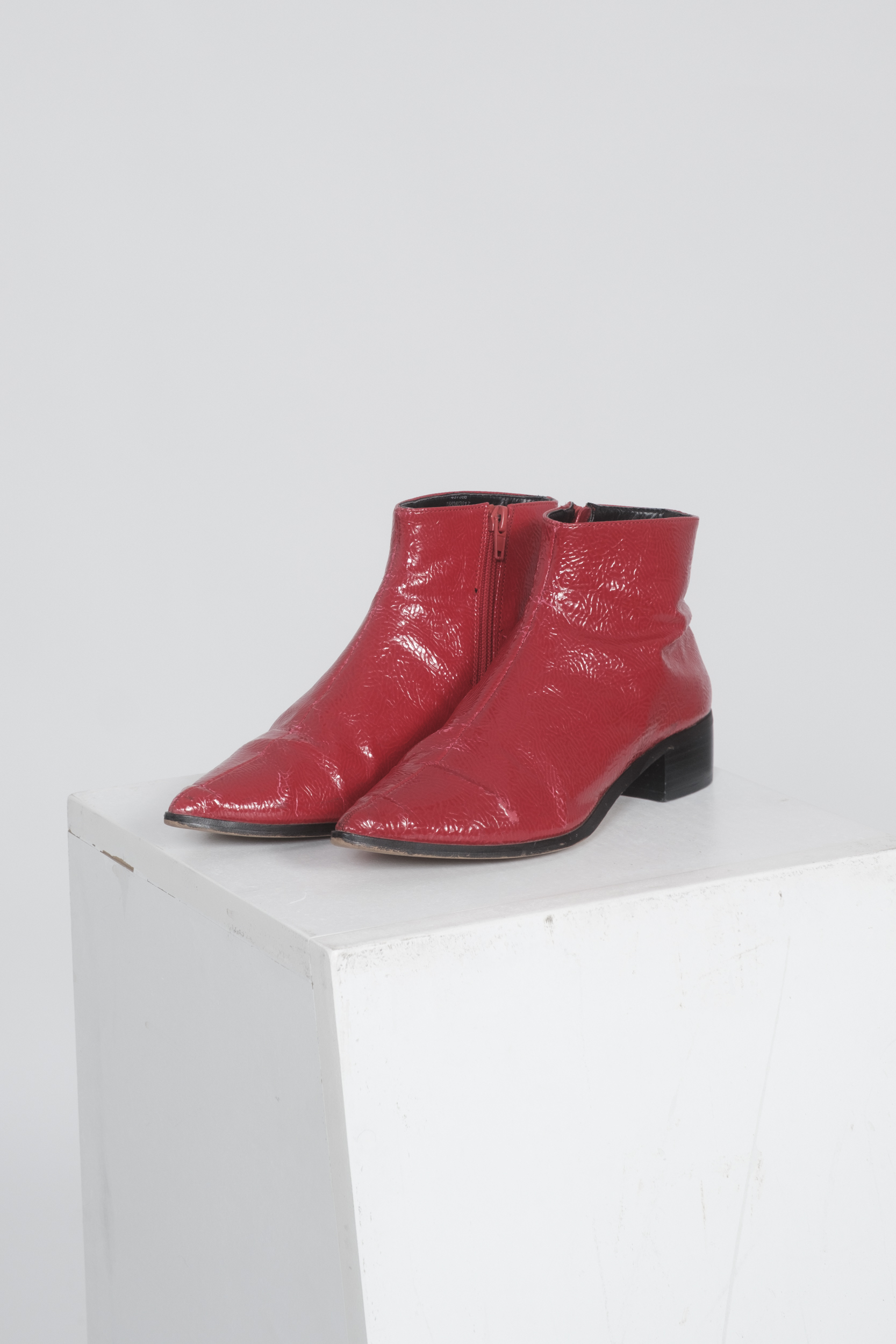 Rote Lackstiefeletten
